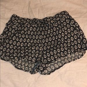 BLACK AND WHITE PATTERNED SHORTS